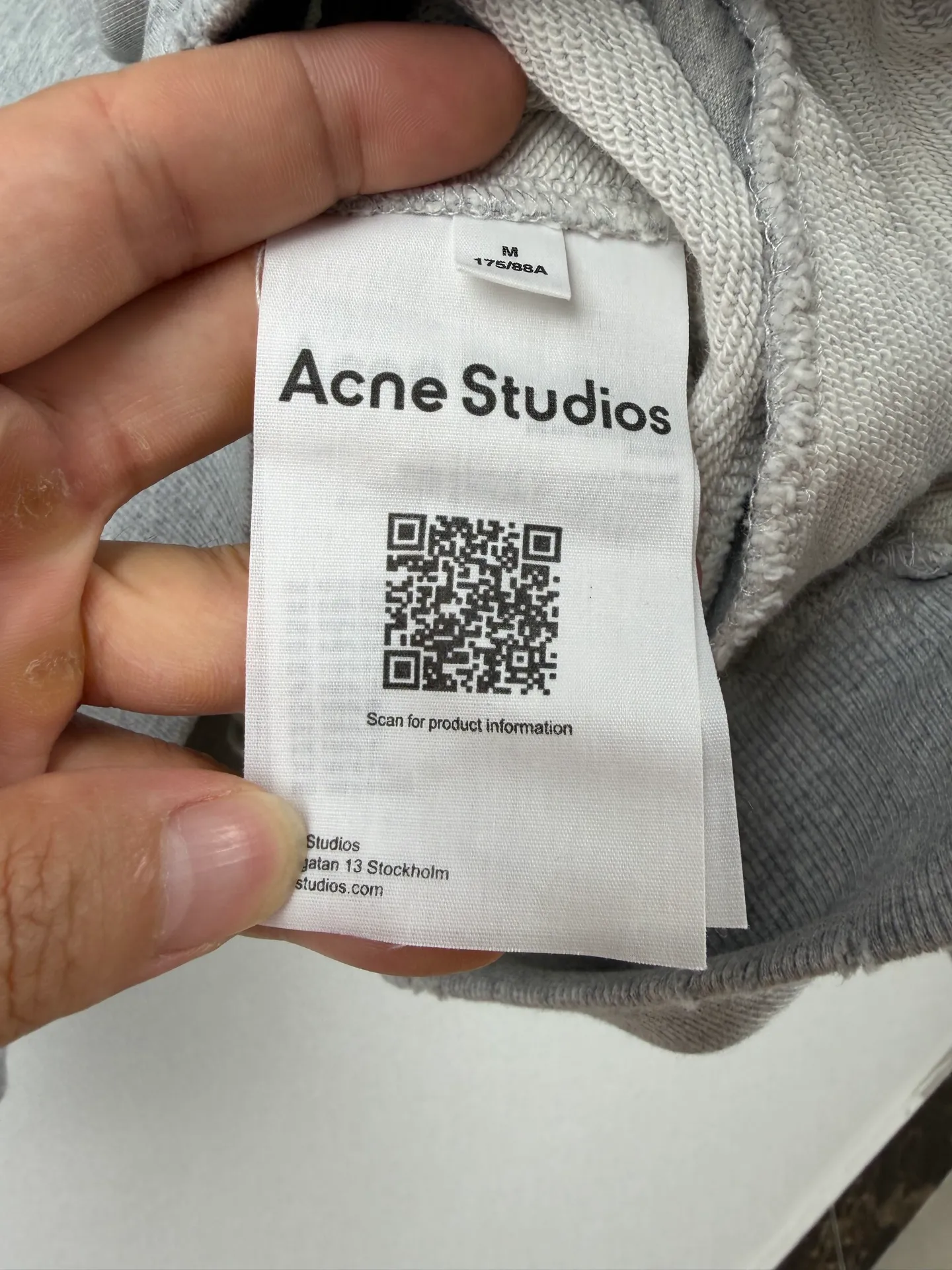 ACNE Studios spray-painted distressed logo-printed hooded sweatshirt. Customized air-oxygen soft cotton blend. Soft and delicate, comfortable and skin-friendly. Night mist charcoal Black tone is advanced and cool. It has a relaxed and noble aura. The loose shoulder silhouette stretches casually. The raw hem outlines the casual lines of Retro. The Acne Studios STOCKHOLM logo on the back is worn. Silent embellishment. The Classic logo is low-key engraved with brand genes. Exquisitely blending street luxury texture and Scandinavian minimalist aesthetics in a relaxed posture, highlighting the high-end aesthetic core of Nordic luxury. Process 1: Using glue printing technology. The chest printing has been modified three times with the film screen. Use glue liquid paint to print the pattern on the fabric. Bake the fabric to fix the printed pattern. Technique 2: Gradient distressed spray-on process. By spraying dyes of different colors on the surface of the fabric, the clothing can show rich color changes under different lights, increasing the visual layering. Process 3: Many parts of the body of the garment are frayed by pure manual regular positioning and manual brushing to add texture and depth to the surface of the clothing to imitate the texture of natural wear. Process 4: The fabrics have been fermented and washed to give a better feel and texture. It is not easy to deform, not easy to shrink, not easy to fade, and maintains long-term beauty. Accessories: Customized 1:1 Acne trademark. Version: Loose version. Size: S M L XL